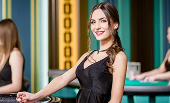 Bàn chơi Roulette với chip cược và người chơi